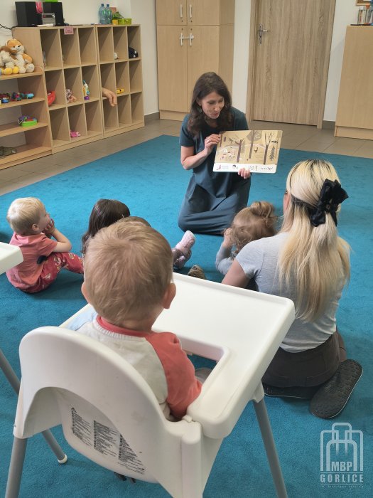 Biblioteka Gorlice, Cała Polska czyta dzieciom bibliotekarka czyta dzieciom książkę
